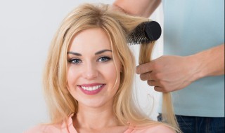 新手拿滚梳吹卷发技巧 如何使用滚梳吹卷发