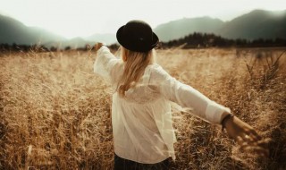 考验一个人并不是忽略一段情是什么意思 考验一个人并不是忽略一段情的意思