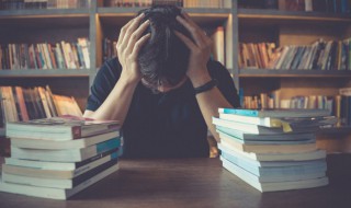 伏案是什么意思 伏案的解释