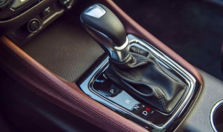 自动挡倒车是哪个字母 自动挡车上的几个字母是什么意思?