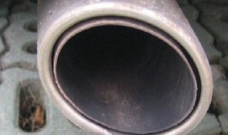 汽车排气管有黑灰正常吗 这和烧机油有关系么