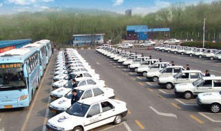 为什么驾校学员可以在马路上开车 驾校发的学员证可以上路开车吗?