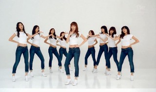 女生灰裤子配什么上衣最时尚 女生灰裤子搭配方法