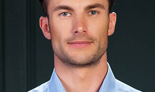 男生浅蓝色短袖衬衫配什么裤子好 男生浅蓝色短袖衬衫配哪种裤子好