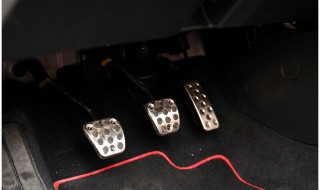 半坡停车先踩离合还是先踩刹车 坡道停车时离合刹车能一起踩吗