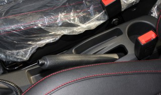 拉手刹后挂p档需要踩刹车吗 了解一下