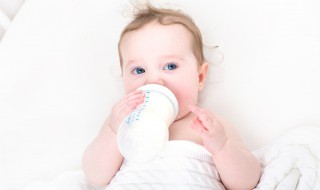 妈妈喂宝宝吃奶的正确方法 妈妈喂宝宝吃奶的正确方法图片