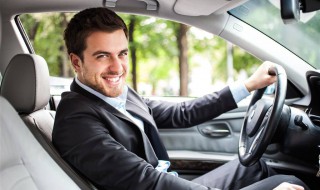 新手起步开车最省油的驾驶技巧（新手开车最省油的三个方法）