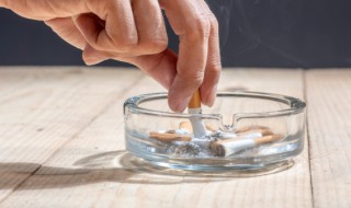 女人抽烟的句子经典简短句子（女人抽烟的句子经典简短句子伤感）