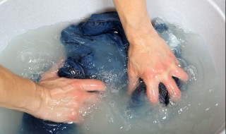 红油溅到衣服怎么洗 红油溅到衣服如何洗