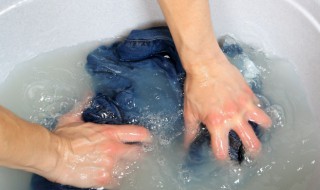 衣服上的辣椒油怎么洗掉 衣服上的辣椒油清洗技巧