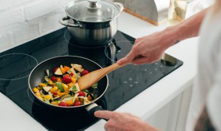 炒菜怎么颠锅 如何在炒菜时颠锅