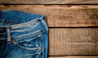 新买牛仔裤怎么洗才不退色 新买牛仔裤清洗方法