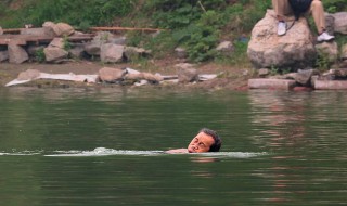 野泳时如何在深水处浮起来 野泳的话这些尤其要注意