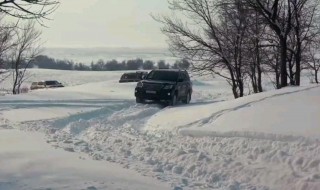 冬天雪地爬坡驱车技巧（后驱车雪天怎么爬坡）