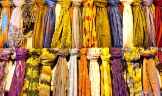 丝巾怎么戴（丝巾怎么戴在头上）