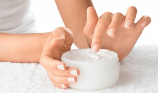 手干裂是什么原因（秋天手干裂是什么原因）