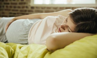 该怎么睡觉对胎儿好（怎样睡觉对胎儿好）