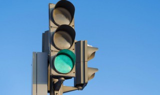 不小心闯了黄灯怎么办（不小心闯了黄灯怎么办会扣分吗）