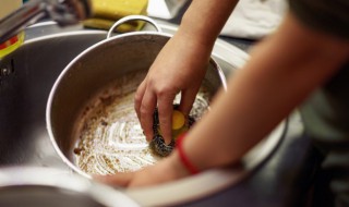 铁锅里的黑垢怎么去除 如何去除铁锅里的黑垢