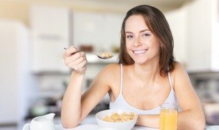 女人梦见自己吃东西什么意思（女人梦见自己在吃东西）