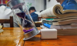 女字中间一点念什么字（女字中间一点念什么字女）