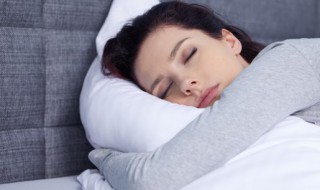 梦见别人追自己是什么意思（梦到别人追自己）