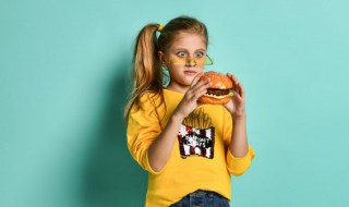 12岁孩子叛逆期家长怎么做（怎样对待12岁孩子的叛逆期）