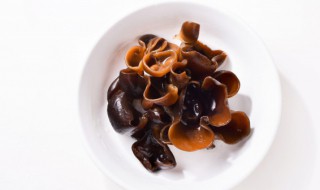 木耳鸡蛋怎么炒（胡萝卜木耳鸡蛋怎么炒）