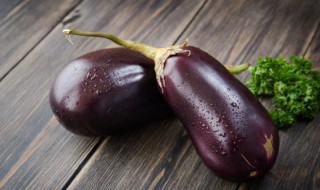 怎么炒茄子不黑（炒茄子不发黑的小技巧）