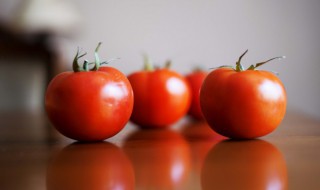 茄子尖椒西红柿怎么炒（茄子辣椒西红柿怎么炒好吃窍门）