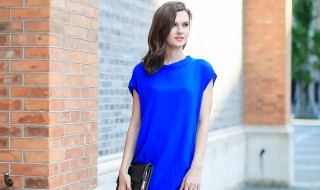 宝蓝色衣服适合搭配什么颜色好看（宝蓝色衣服怎么搭配）