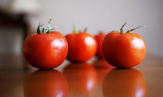 西红柿发霉剩下的部分能吃么（西红柿放在一起 有一个发霉 剩下的能吃吗）