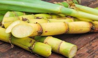 甘蔗去皮后两天表面红了能吃吗（甘蔗去皮放了两天变红还能吃吗）