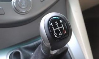 手动挡遇红灯5档怎么降（手动挡遇到红灯怎么减档）