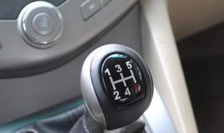 四档换三档正确做法（三档如何挂四档）