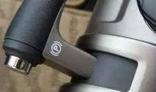 不拉手刹会不会损坏变速箱 车子不松手刹会伤变速箱吗?