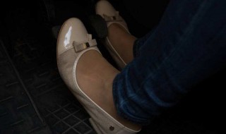 女人脚小离合器的踩法 女生脚小踩离合