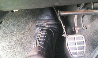 在家如何练习踩离合器（在家怎么练踩离合器）