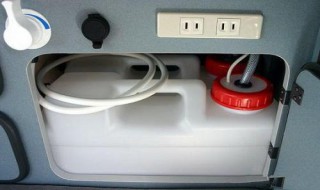 房车的灰水箱安装位置（房车灰水箱的水怎么排放）