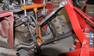 压井管子用拖拉机升降器怎么拔出来（拖拉机升降油管）