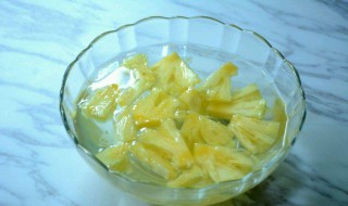 菠萝用盐水泡完还用清水洗吗（菠萝要用盐水泡了还用清水洗吗）