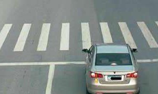 如何在红灯路口并线（在红绿灯路口过了线怎么办）