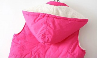 粉色羊羔绒马甲怎么搭配（粉色羊羔绒马甲怎么搭配裤子）