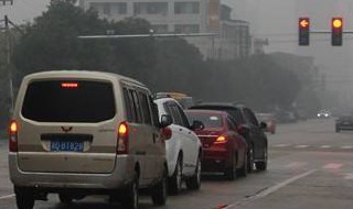 直行箭头灯右转用看红灯吗（直行箭头和左转箭头灯红灯可以右转吗）