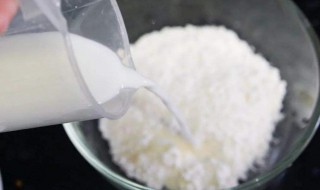 牛奶和面粉可以做面膜吗 自制面膜用奶粉好还是用牛奶好