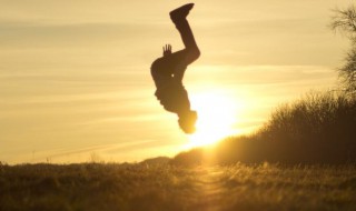 如何快速练会空翻 练空翻的技巧