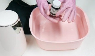 84消毒液弄在衣服上有印迹怎么去除（怎样去84消毒液在衣服上的痕迹）