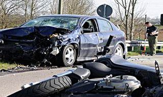 汽车撞摩托车如何处理（汽车撞摩托车如何处理方法）