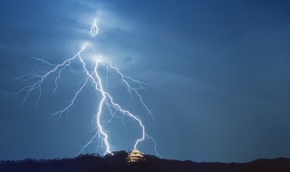 在野外防止被雷击的正确办法是 在野外防止被雷击的正确办法是什么